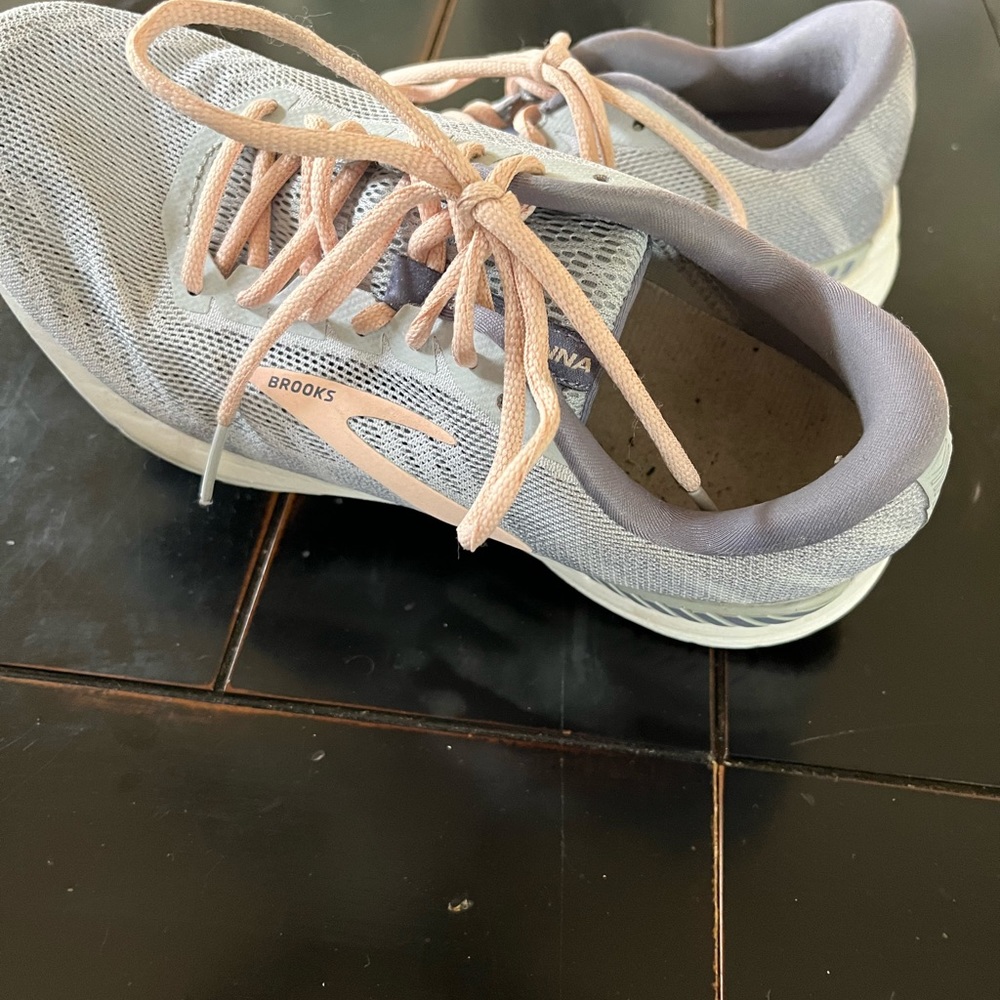 Brooks Ravena walking shoes